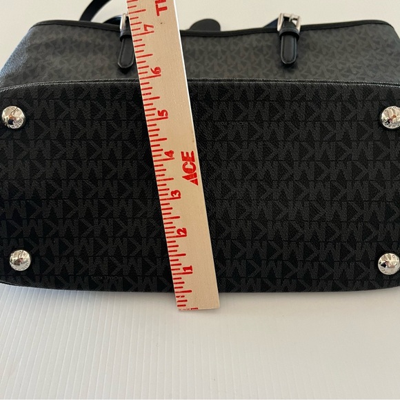 NWOT Michael Kors Jet Set Black Gray Monogram Medium Snap Front Pocket Tote - Picture 14 of 16